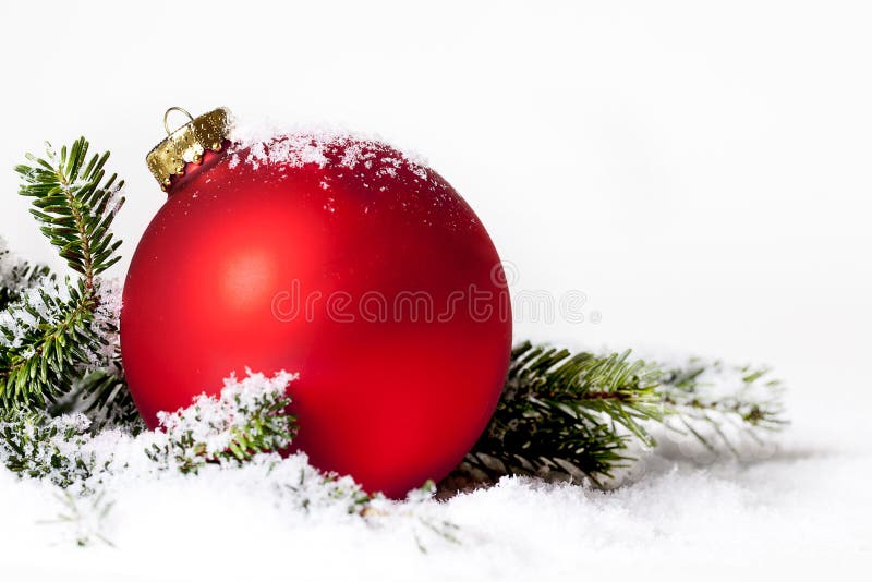 Czerwona boże narodzenie ornamentu śniegu sosna