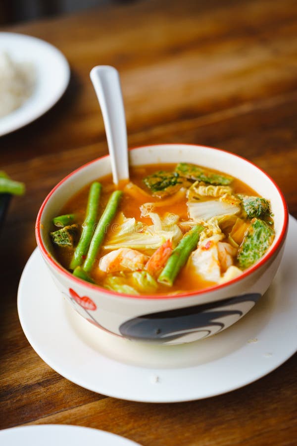 Czerwona pomarańczowa Tajlandzka lokalna tradycyjna gorąca kwaśna korzenna curry polewka obrazy stock Czerwona pomarańczowa Tajlandzka lokalna tradycyjna gorąca kwaśna korzenna curry polewka obrazy stock