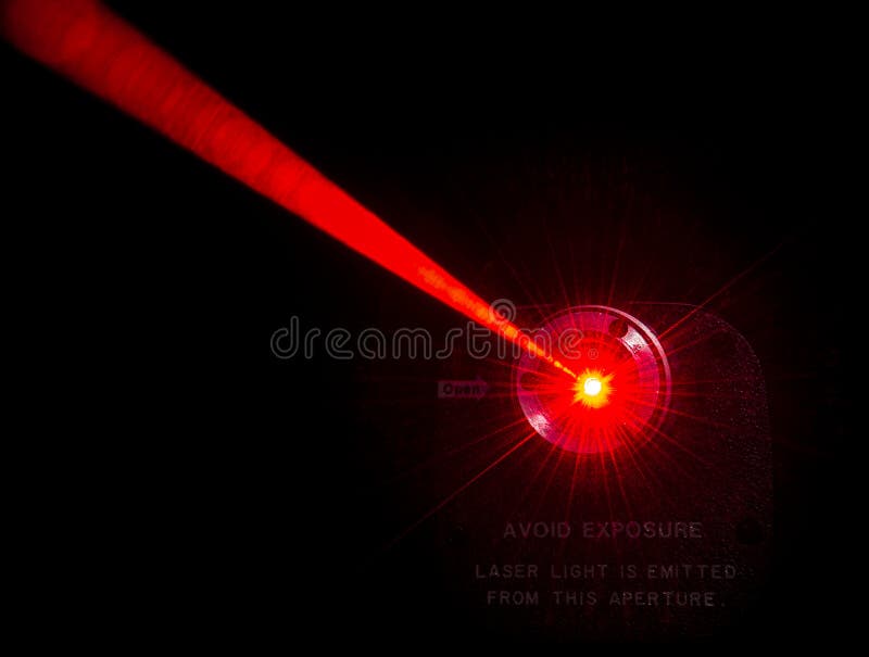 Czerwona wiązka laserowa z lasera laboratoryjnego.