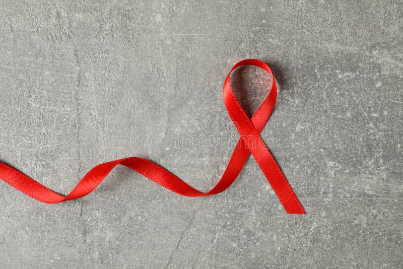 Czerwona wstążka na szarym tle zdjęcia stock