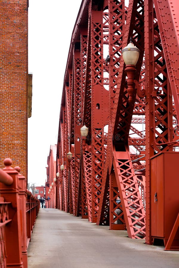 Czerwone metal struktury łączyli nitu Broadway mostem