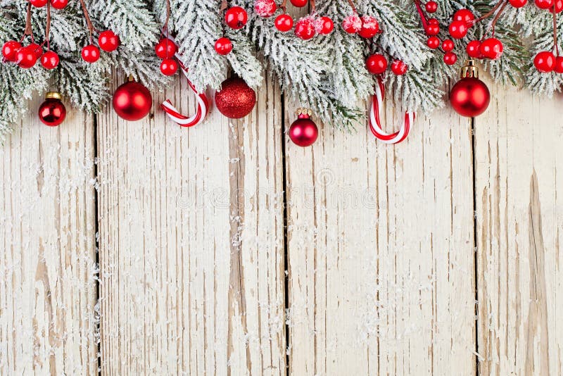 Czerwone mrożone jagody, bąbelki i zielona gałąź na białym drewnianym tle Granica świąteczna Minimalny płaski element Xmas obrazy royalty free Czerwone mrożone jagody, bąbelki i zielona gałąź na białym drewnianym tle Granica świąteczna Minimalny płaski element Xmas obrazy royalty free