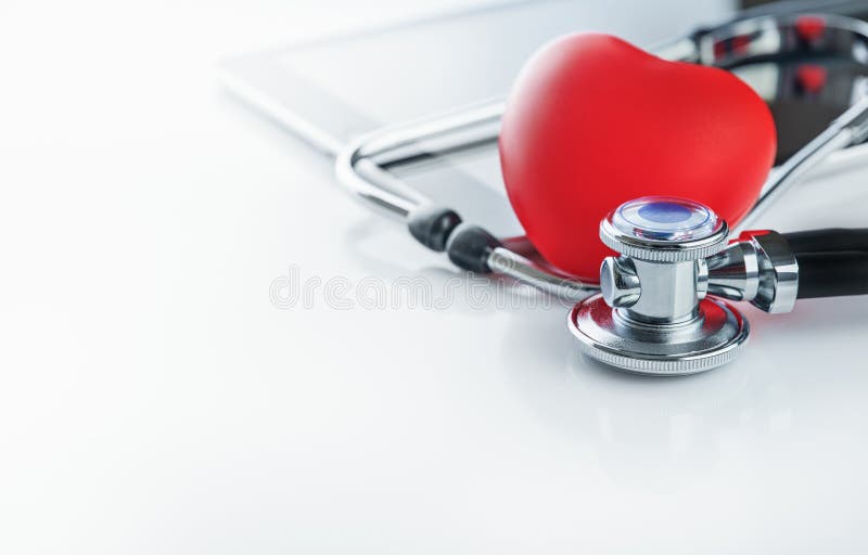Czerwone serce z doktorem stetoskopem i tabletkami na białym tle. Opieka zdrowotna badanie serca badanie krwi dawca miesiąc zdjęcia stock