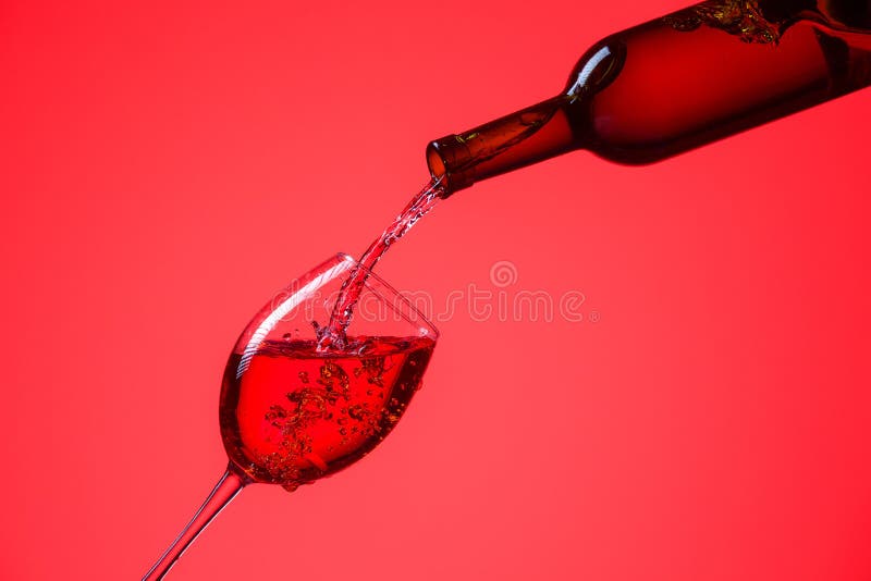 Czerwone wino jest wlewane do szklanki zdjęcia stock Czerwone wino jest wlewane do szklanki zdjęcia stock