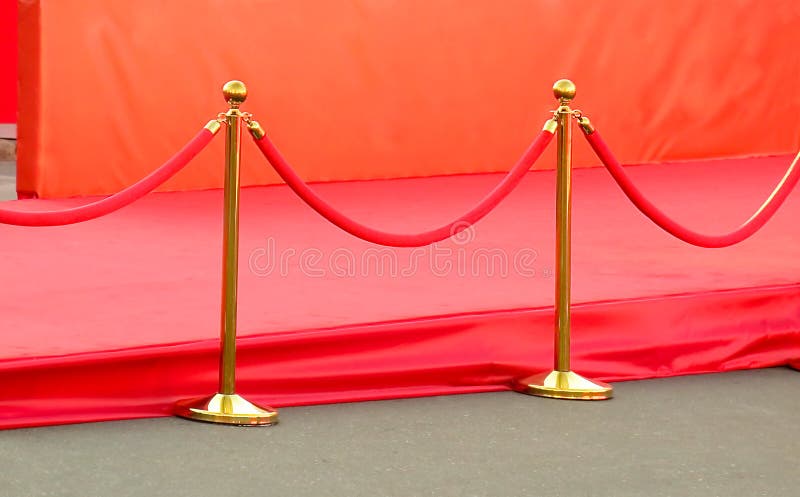 czerwonego chodnika wejście z złotymi kłonicami i arkanami Osobistość kandydaci mieć premierę Gwiazdy na świąteczny nagradzać nag
