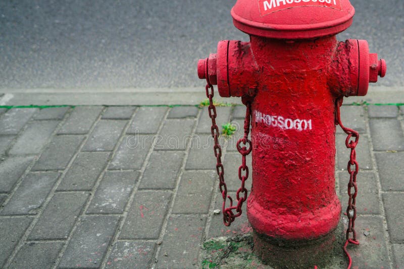 Czerwonego ogienia wody hydrant obok drogi obraz royalty free