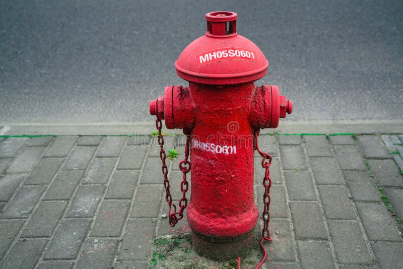 Czerwonego ogienia wody hydrant obok drogi zdjęcie stock