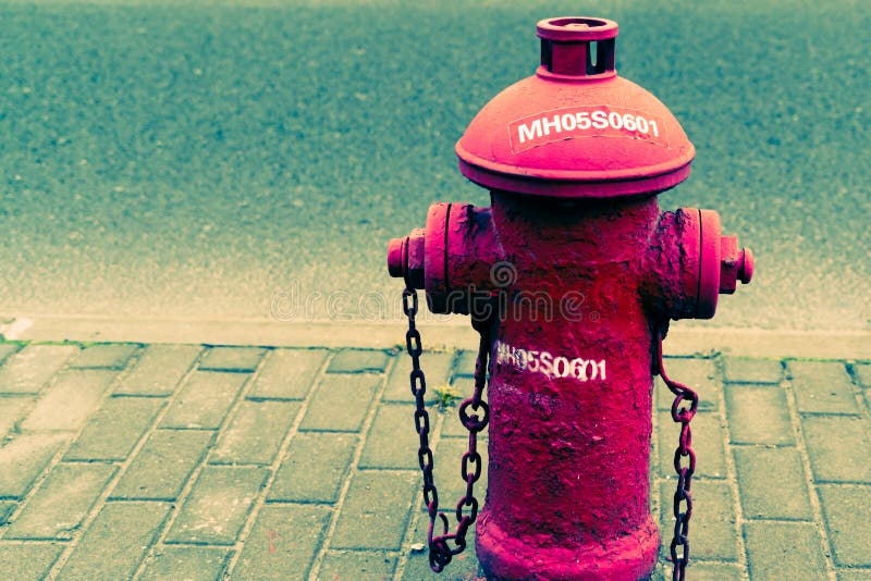 Czerwonego ogienia wody hydrant obok drogi - modnisiów nois i filtr zdjęcie stock