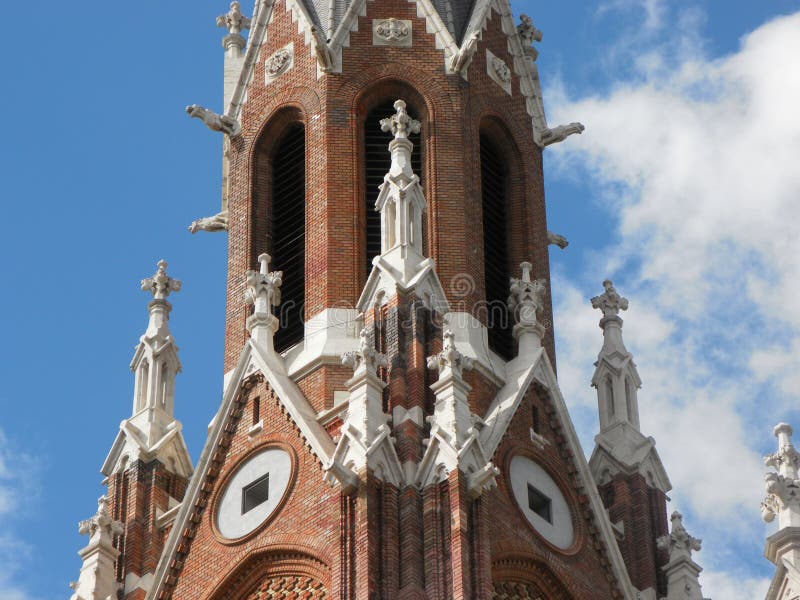 Czerwonej cegły kościelny wierza Budapest, W?gry zdjęcia stock Czerwonej cegły kościelny wierza Budapest, W?gry zdjęcia stock