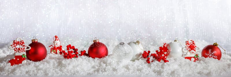 Czerwoni Bożenarodzeniowi ornamenty wiosłują na Bożenarodzeniowym śnieżnym bokeh tle obraz stock Czerwoni Bożenarodzeniowi ornamenty wiosłują na Bożenarodzeniowym śnieżnym bokeh tle obraz stock
