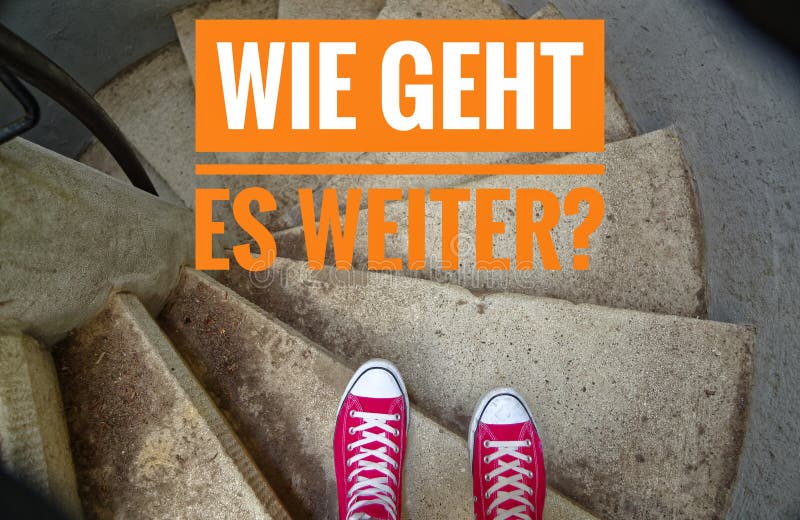 Czerwoni sneakers na ślimakowatym schody i inskrypci w niemiec Wie geht es weiter gdy iść zjazdowy w angielskim Co jest następny?