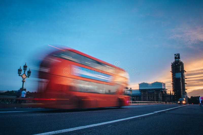Czerwony autobus na Westminster Bridge front parlamentu i Big Ben w Londynie obrazy royalty free