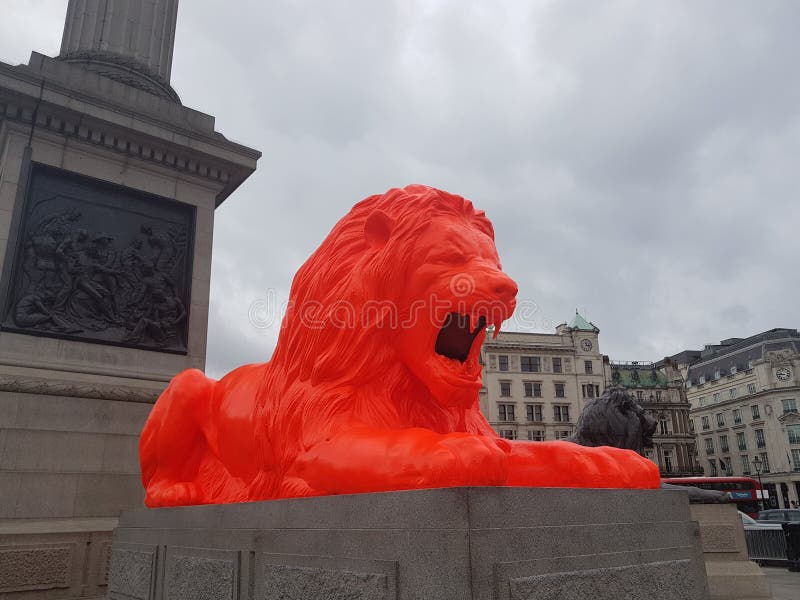 Czerwony lew instalujący w Trafalgar kwadracie Londyńskim projekta festiwalem obrazy royalty free Czerwony lew instalujący w Trafalgar kwadracie Londyńskim projekta festiwalem obrazy royalty free