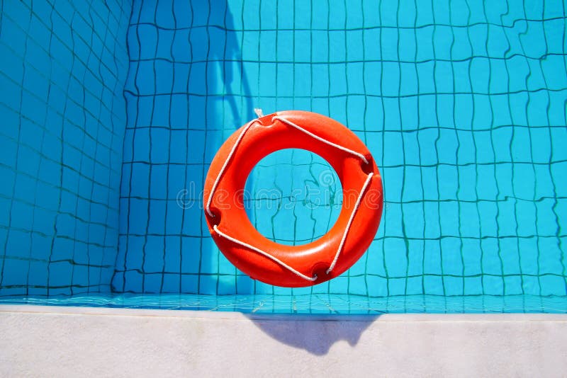 Czerwony lifebuoy basenu pierścionku pławik, ringowy unosić się w odświeżeniu obrazy royalty free Czerwony lifebuoy basenu pierścionku pławik, ringowy unosić się w odświeżeniu obrazy royalty free