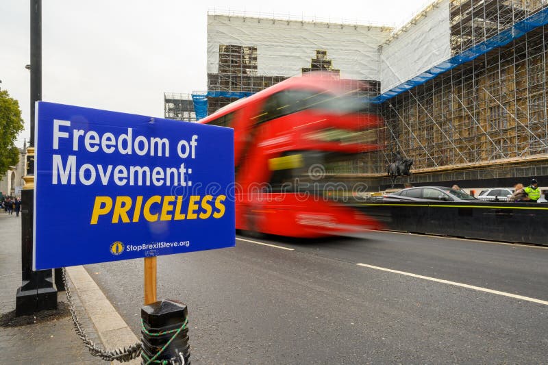 Czerwony Londyn z rozmyciem ruchu, gdy przechodzi przez znak ruchu anty-brexit Freedom of Movement poza Izbą Parlamentu obrazy stock