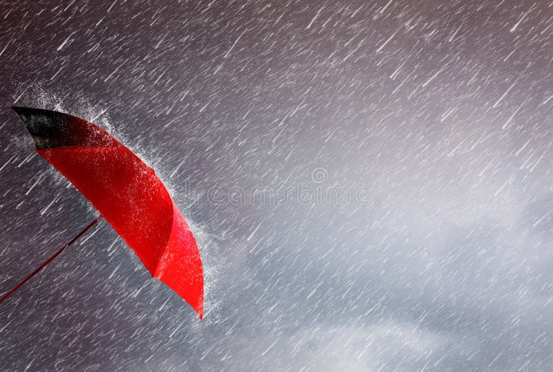 Czerwony parasol na sztormie, niebo i czarne chmury i deszcz, zapobiegajÄ…cy zagrożeniom powodowanym przez deszcz i wiatr, oszczÄ obraz stock Czerwony parasol na sztormie, niebo i czarne chmury i deszcz, zapobiegajÄ…cy zagrożeniom powodowanym przez deszcz i wiatr, oszczÄ obraz stock