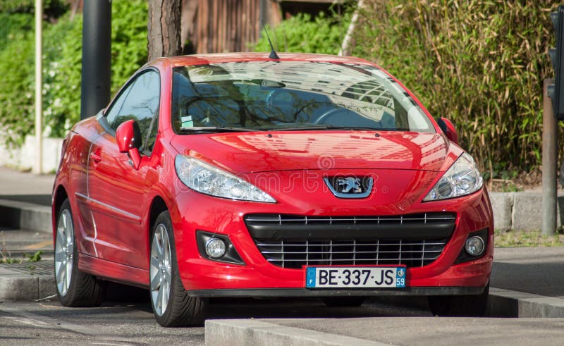 Czerwony Peugeot 308 CC parkujących w ulicie zdjęcia stock Czerwony Peugeot 308 CC parkujących w ulicie zdjęcia stock