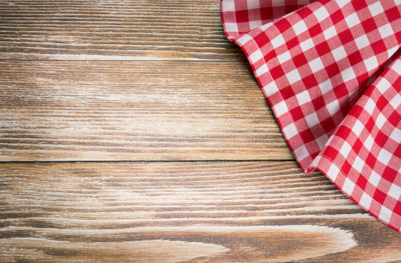 Czerwony pykniczny płótno na drewnianym tle Pieluchy tablecloth na starym w zdjęcie stock Czerwony pykniczny płótno na drewnianym tle Pieluchy tablecloth na starym w zdjęcie stock