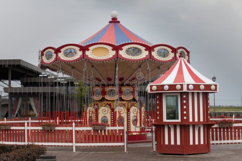 Czerwony rocznika carousel w przyciąganie parku na karnawale lub zdjęcia royalty free Czerwony rocznika carousel w przyciąganie parku na karnawale lub zdjęcia royalty free