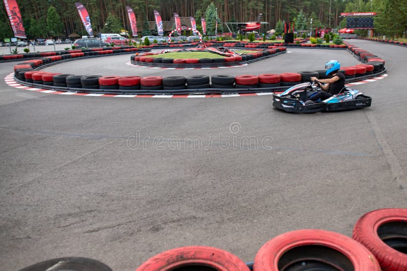Czluchow, Pomeranian Voivodeship/Polônia - 20 de junho de 2019: Trilha de Karting em uma cidade pequena Karting que conduz na tri imagens de stock royalty free Czluchow, Pomeranian Voivodeship/Polônia - 20 de junho de 2019: Trilha de Karting em uma cidade pequena Karting que conduz na tri imagens de stock royalty free