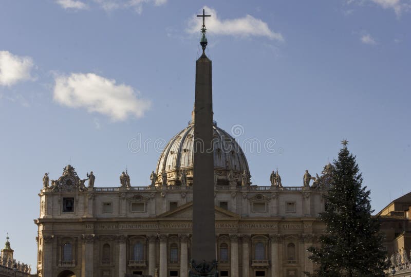 Czołowy widok świętego Peter obelisk i bazylika zdjęcie stock Czołowy widok świętego Peter obelisk i bazylika zdjęcie stock