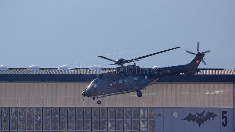 Cztery - bladed Eurocopter AS332 Aerobus helikoptery H215 bierze daleko, teraz obraz stock Cztery - bladed Eurocopter AS332 Aerobus helikoptery H215 bierze daleko, teraz obraz stock