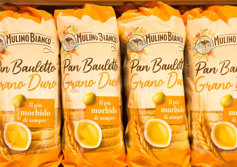 Cztery bochenki chleba mulino bianco pan bauletto grano duro wystawione na półce obraz royalty free
