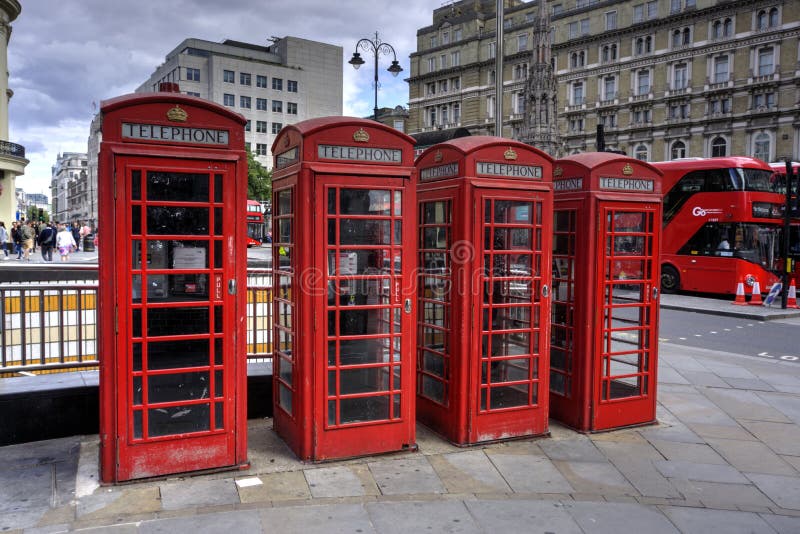 Cztery czerwone londyńskie skrzynki telefoniczne w Londynie Centralnym zdjęcie stock Cztery czerwone londyńskie skrzynki telefoniczne w Londynie Centralnym zdjęcie stock