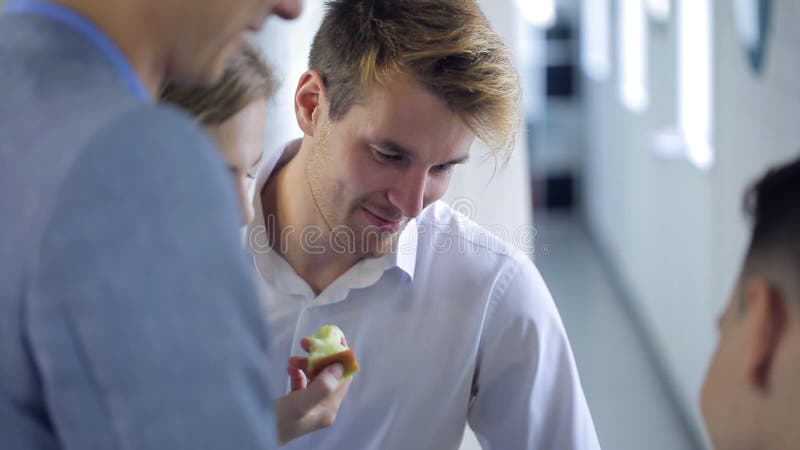 Cztery urzędników życzliwa rozmowa z each inny podczas przerwy