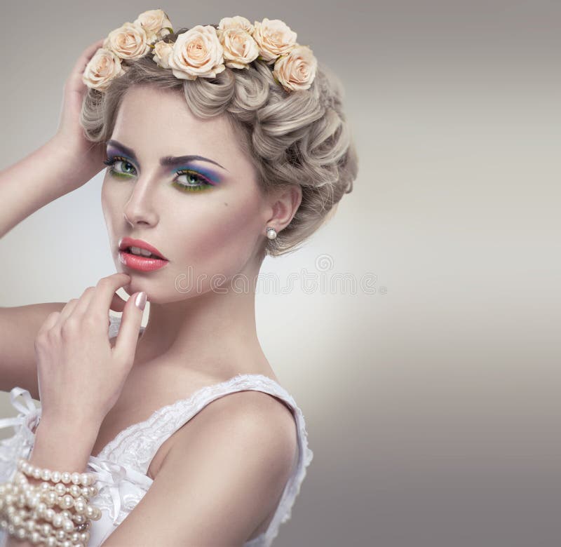 Czuły piękna portret panna młoda z różami wreath obraz stock Czuły piękna portret panna młoda z różami wreath obraz stock