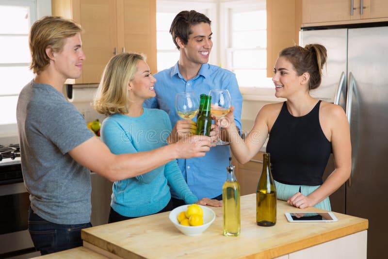 Czwarty Lipa przyjęcie z grupą przyjaciół kumpel wznosi toast piwa wpólnie i ma domowego przyjęcia świętowanie dla zabawy fotografia stock Czwarty Lipa przyjęcie z grupą przyjaciół kumpel wznosi toast piwa wpólnie i ma domowego przyjęcia świętowanie dla zabawy fotografia stock