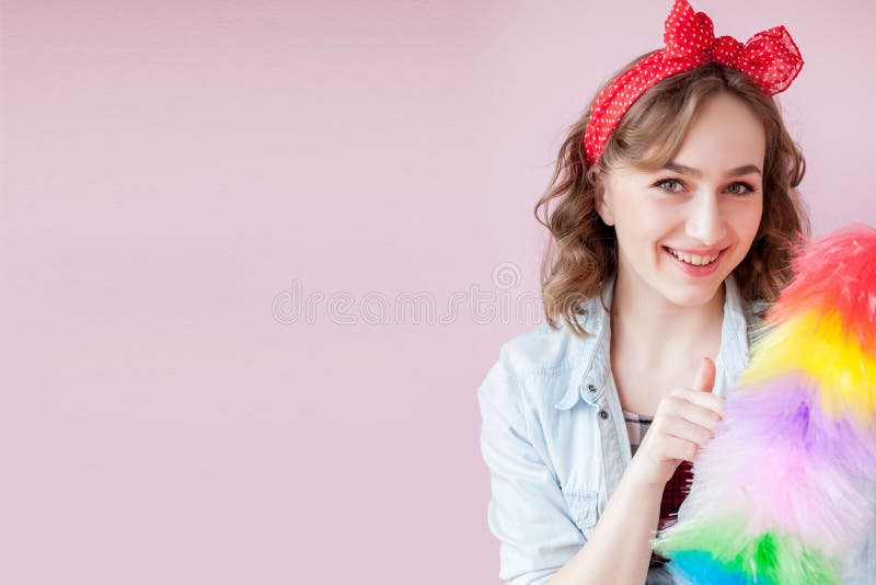 Czy?ci? wa?kowy w g?r? kobiety U?miechni?ta pinup dziewczyna trzyma kolorowego duster mu?ni?cie czy?ci us?uga W g?r? dziewczyny c zdjęcie royalty free Czy?ci? wa?kowy w g?r? kobiety U?miechni?ta pinup dziewczyna trzyma kolorowego duster mu?ni?cie czy?ci us?uga W g?r? dziewczyny c zdjęcie royalty free