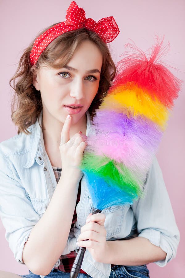 Czy?ci? wa?kowy w g?r? kobiety U?miechni?ta pinup dziewczyna trzyma kolorowego duster mu?ni?cie czy?ci us?uga W g?r? dziewczyny c obraz royalty free Czy?ci? wa?kowy w g?r? kobiety U?miechni?ta pinup dziewczyna trzyma kolorowego duster mu?ni?cie czy?ci us?uga W g?r? dziewczyny c obraz royalty free