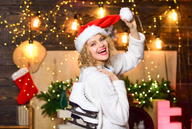 Czysta perfekcja. wesoła kobieta gotowa na łyżwiarstwo. nastrój gwiazd. łyżwiarka. dziewczyna kapelusz santa z łyżwami. zimowy fotografia royalty free