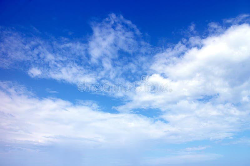 Czyste niebieskie niebo i białe chmury tła, mętny baner kosmosu na dzień, bezchmurny tapeta klimatyczna