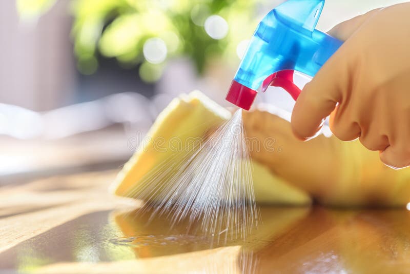 Czyszczenie detergentem natryskowym, gumowymi rękawiczkami i ściereczkami na powierzchni roboczej