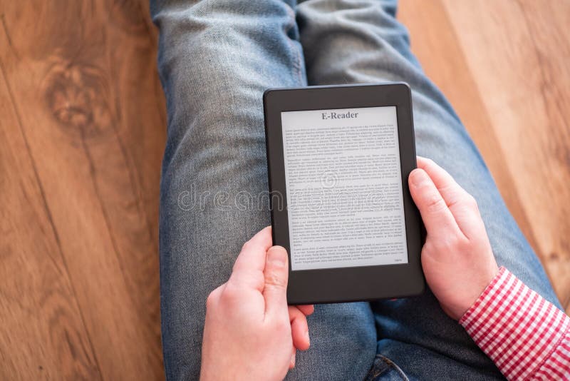 Czytający powieść na ebook czytelniku w domu zdjęcia stock Czytający powieść na ebook czytelniku w domu zdjęcia stock