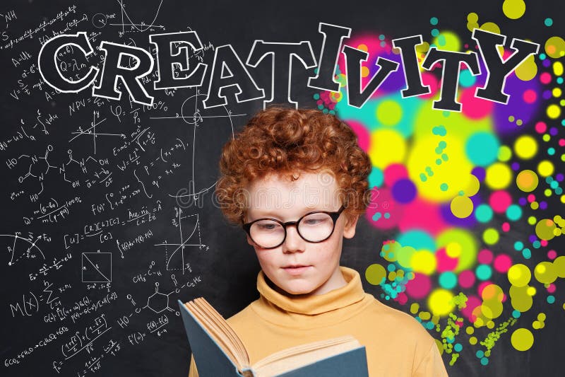Czytanie książki o tle z formułami matematycznymi i wzorami sztuki obrazy stock