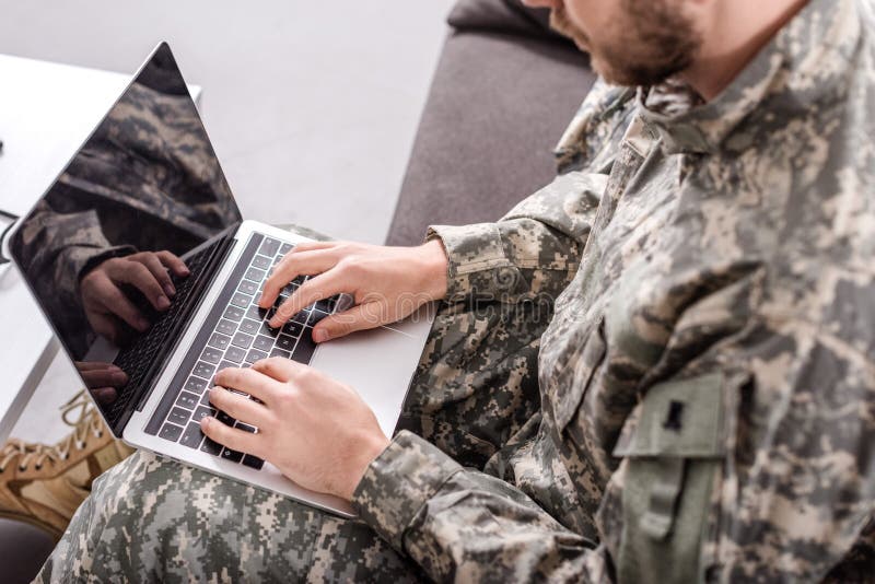 częściowy widok wojsko żołnierz używa laptop