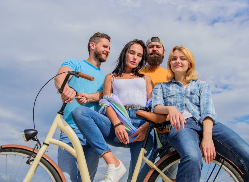 Część lub do wynajęcia rower usługa Grupowi przyjaciele wieszają out z bicyklem Bicykl jako najlepszy przyjaciel Kolarstwo nowocz fotografia royalty free Część lub do wynajęcia rower usługa Grupowi przyjaciele wieszają out z bicyklem Bicykl jako najlepszy przyjaciel Kolarstwo nowocz fotografia royalty free