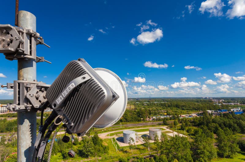 Część telekomunikaci wierza z plenerową jednostką bezprzewodowy teletechniczny system zawiera mikrofali antenę fotografia royalty free Część telekomunikaci wierza z plenerową jednostką bezprzewodowy teletechniczny system zawiera mikrofali antenę fotografia royalty free