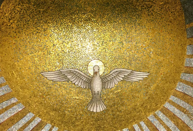 Część złotej mozaiki wewnątrz kopuły z reprezentacją ducha świętego jako biały ptak z otwartymi skrzydłami