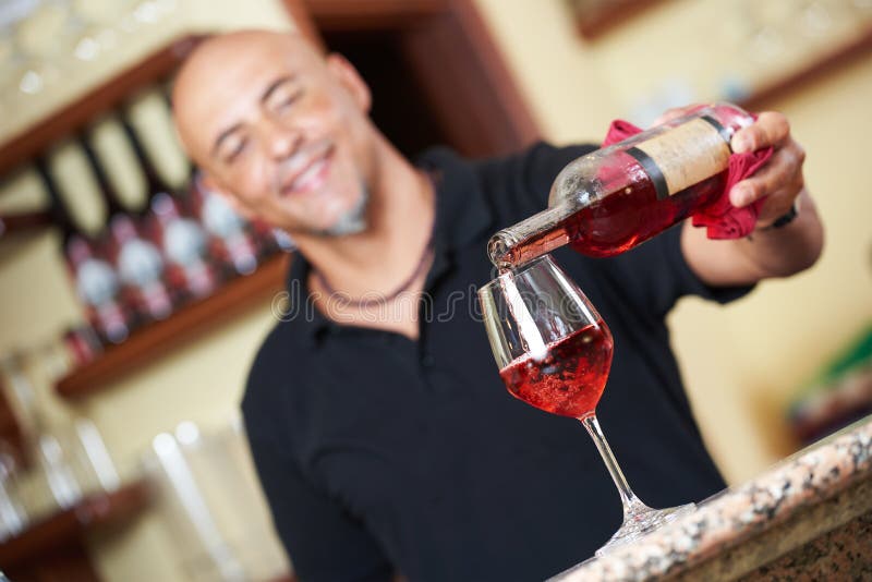 Człowiek dolewania wino zdjęcia stock
