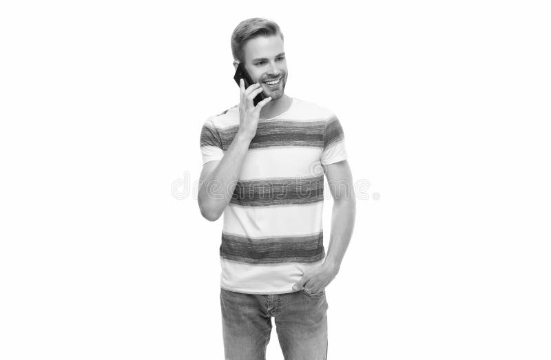 Człowiek mówi na smartfonie odizolowanym od bieli. Tysiącletni mężczyzna rozmawia telefonicznie. Kontakt głosowy. Człowiek rozmawi zdjęcia royalty free