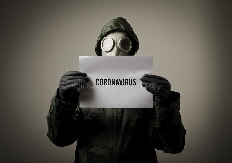 Człowiek noszący maskę gazową na twarzy i trzymający białe papiery z notatką o CORONAVIRUS obrazy royalty free