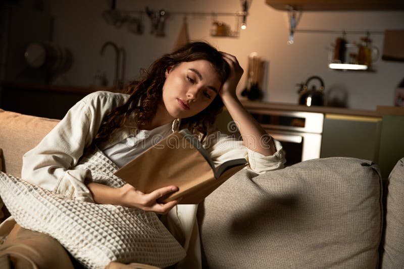 Cálida noche de relajación con imágenes de archivo libres de regalías