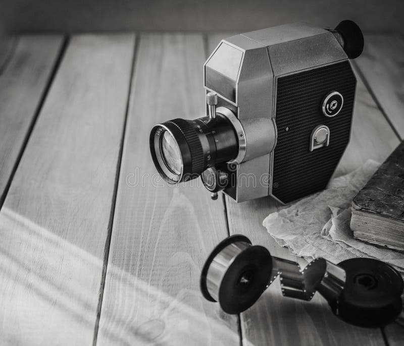 Cámara de película del vintage y rollos de película viejos en una tabla de madera, libro viejo, clothl Foto retra Copie el espaci imágenes de archivo libres de regalías Cámara de película del vintage y rollos de película viejos en una tabla de madera, libro viejo, clothl Foto retra Copie el espaci imágenes de archivo libres de regalías