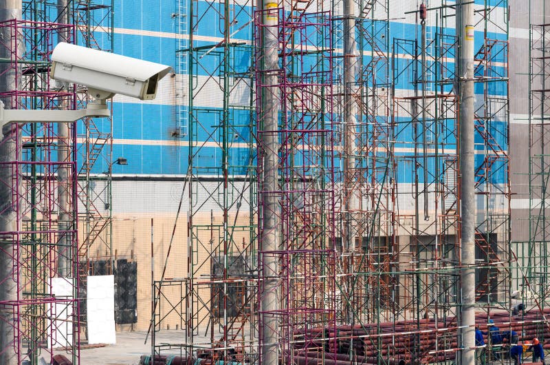Cámara de seguridad del CCTV en monitor los trabajadores del emplazamiento de la obra fotografía de archivo Cámara de seguridad del CCTV en monitor los trabajadores del emplazamiento de la obra fotografía de archivo