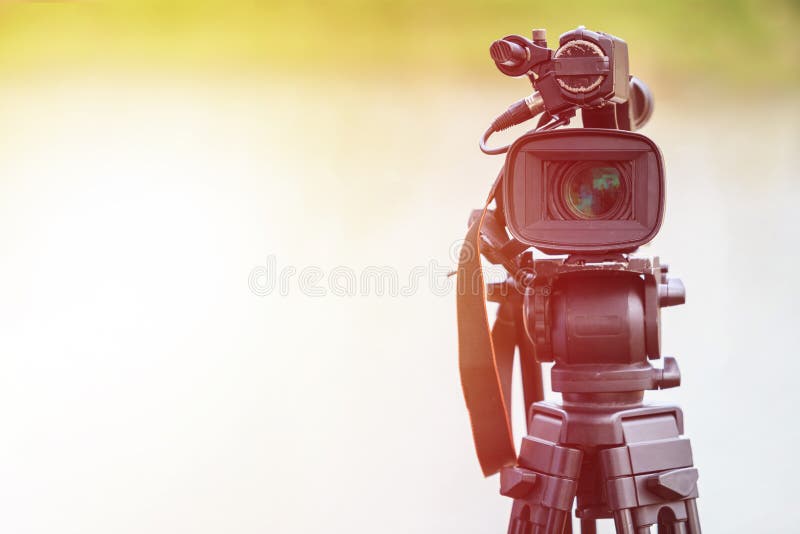Cámara de vídeo digital profesional Disposición y trabajo al aire libre fotografía de archivo Cámara de vídeo digital profesional Disposición y trabajo al aire libre fotografía de archivo