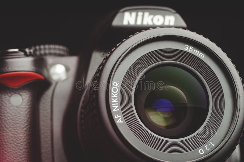 Cámara Nikon con objetivo negro negro de 35mm